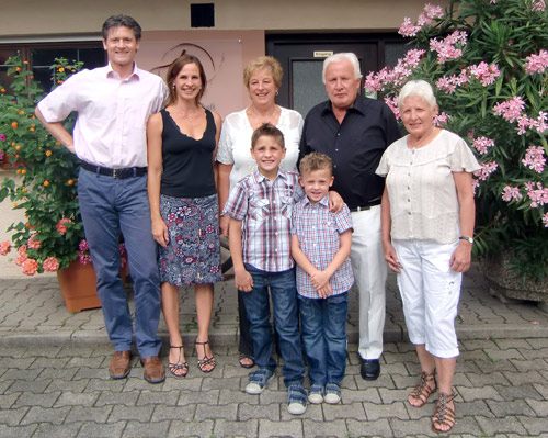 Die Familie Zaiß und Mack vor dem Weingut
