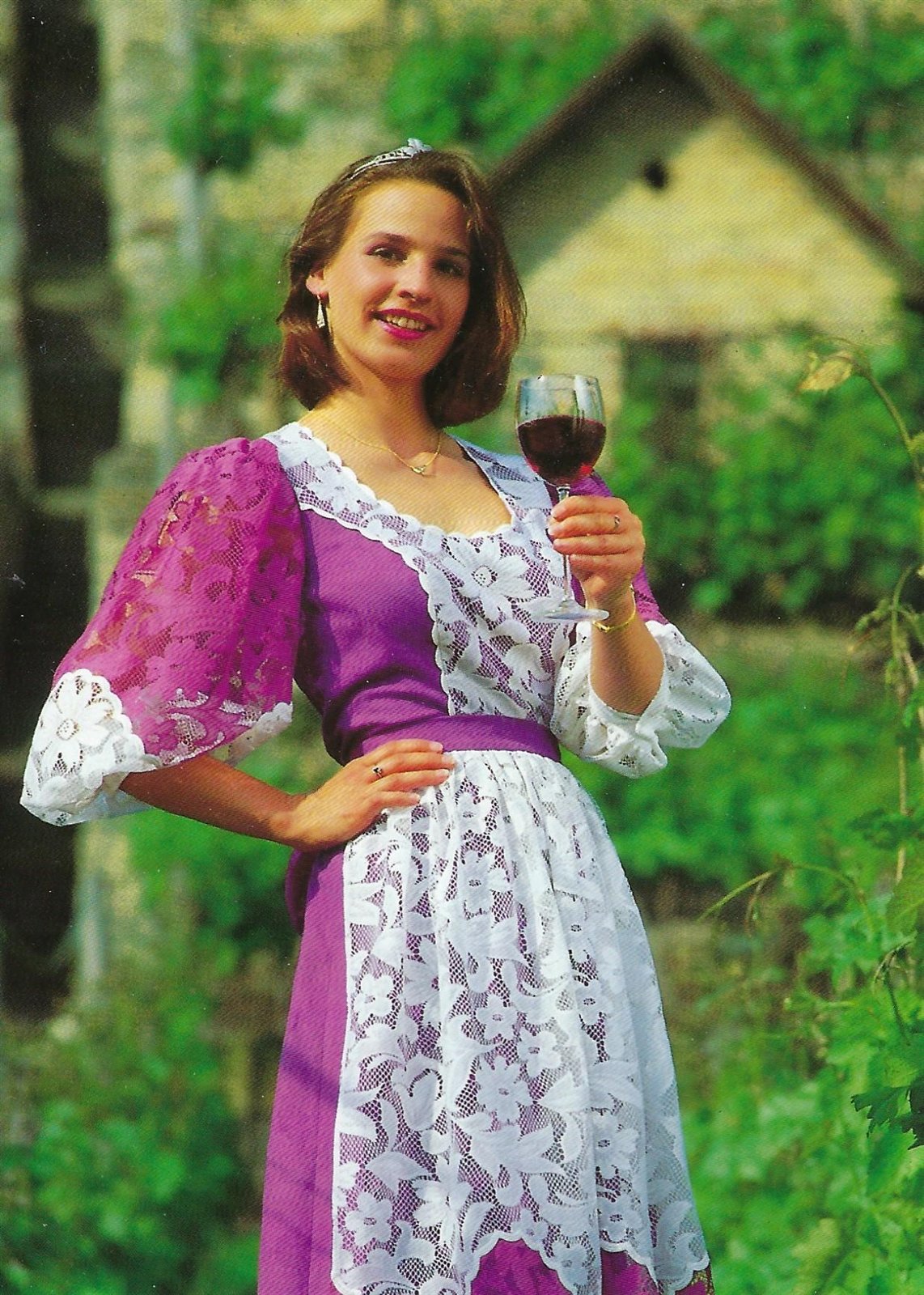 Simone Zaiß als Württembergische Weinprinzessin, mit Krönchen und einem Glas Rotwein im Weinberg